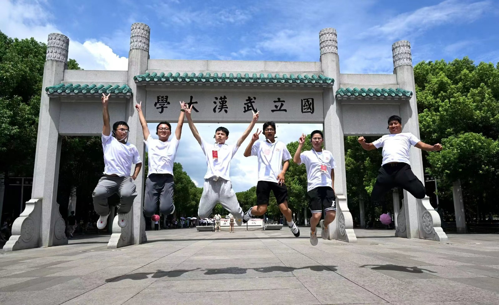“勁牌陽光學(xué)子”研學(xué)行的部分同學(xué)合影，左一為石錦杰同學(xué)